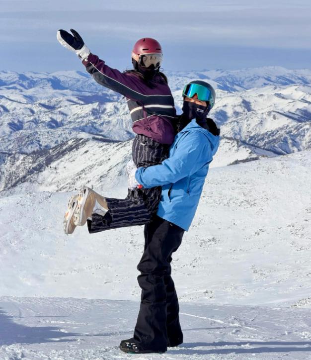 雪地公主抱！杨采钰被富三代老公一把举高，她素颜和刘亦菲很像