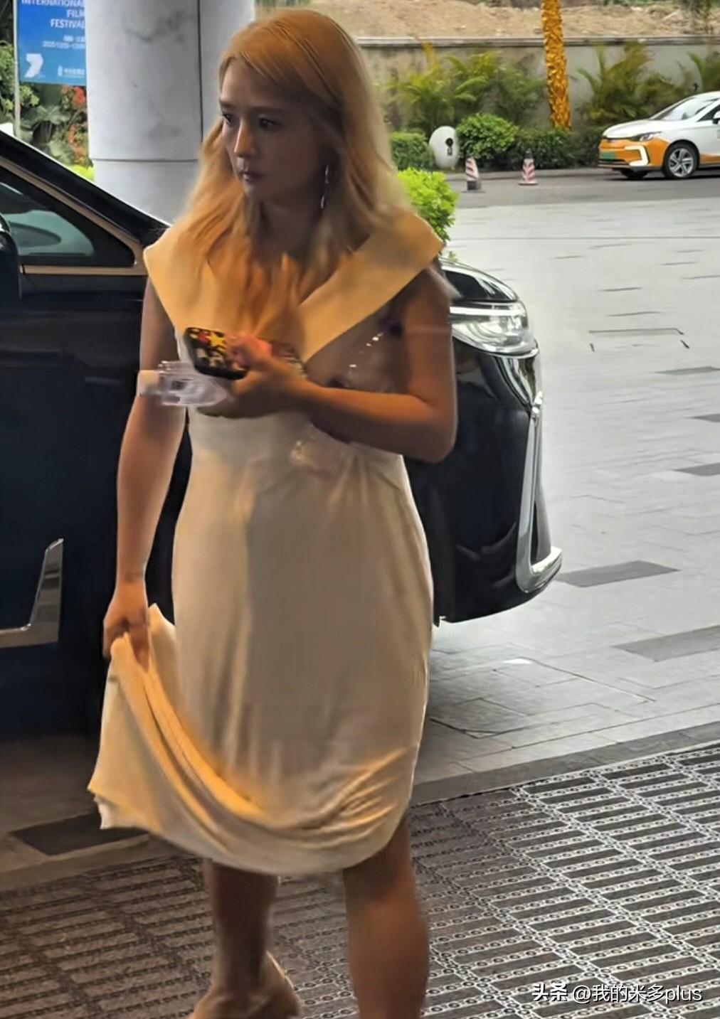 39岁何洁现身活动，一头金发很显黑，小腿粗壮，网友：感觉好邋遢