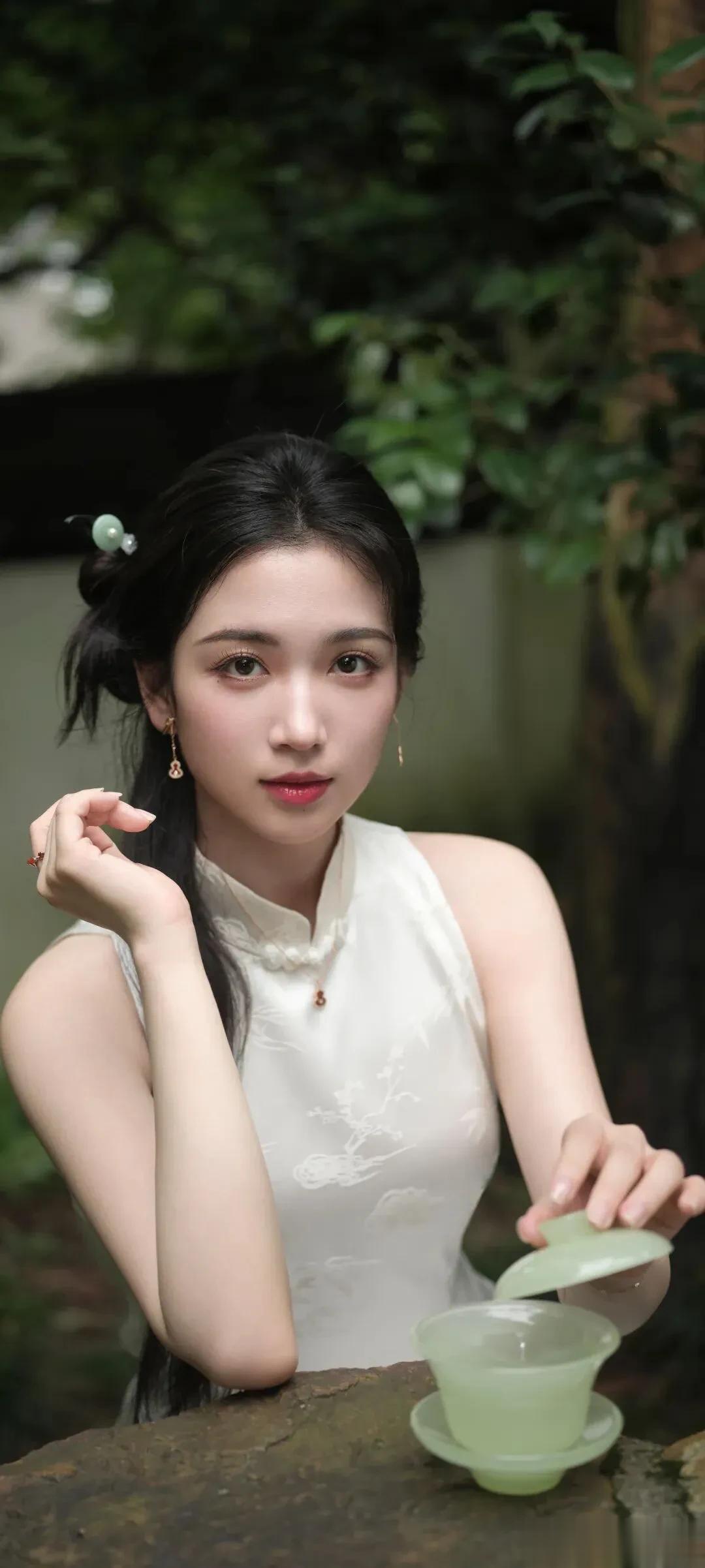 代露娃穿旗袍美出圈:这才是中式少女的松弛感