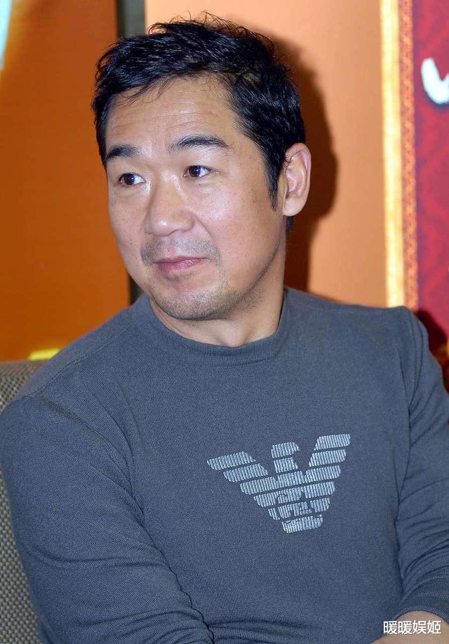 43岁张默独居泰国，生活奢靡与音乐为伴，外网常发黑白照与众不同