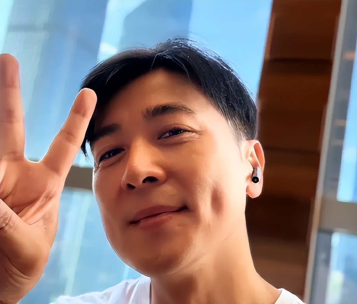 黄慧颐没想到，自己“不要”的保剑锋，如今在何珈好手上闪闪发光