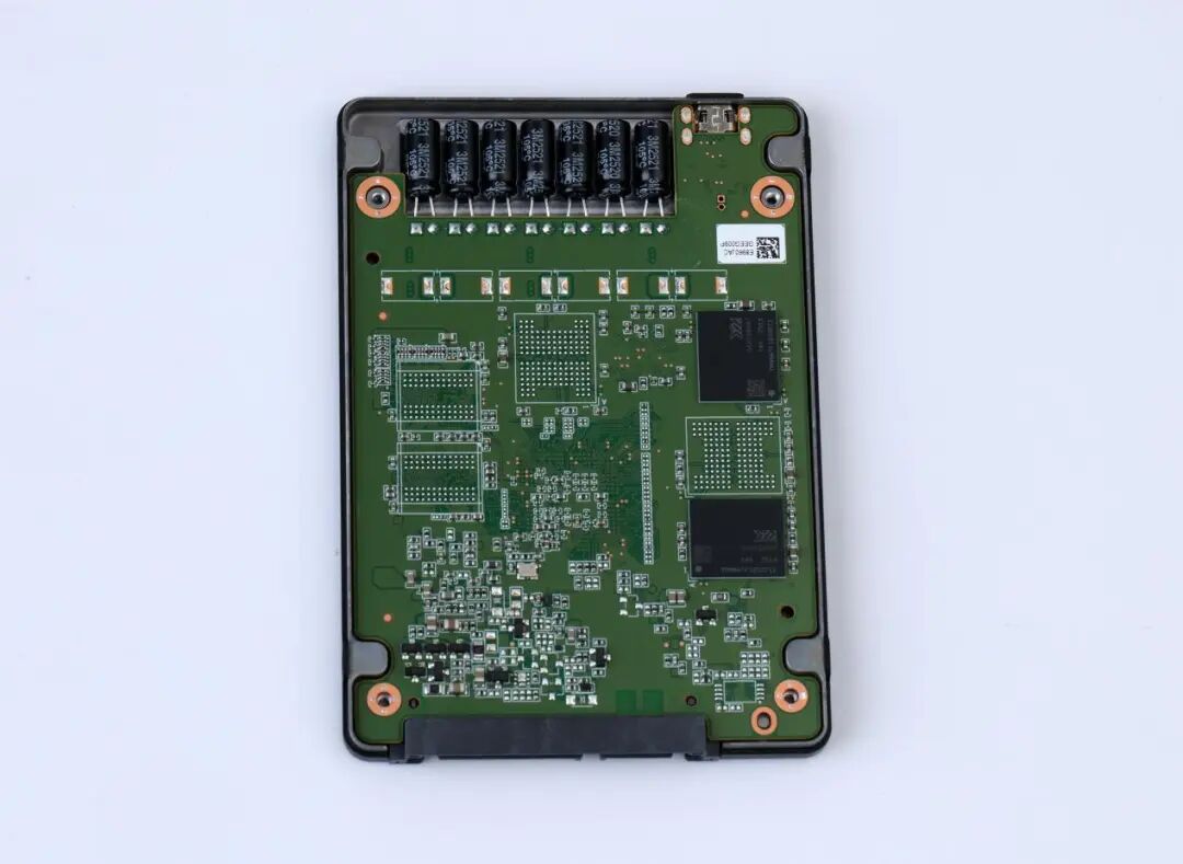 低延遲、速度穩，還有掉電保護！長江存儲SE006企業級SSD首測