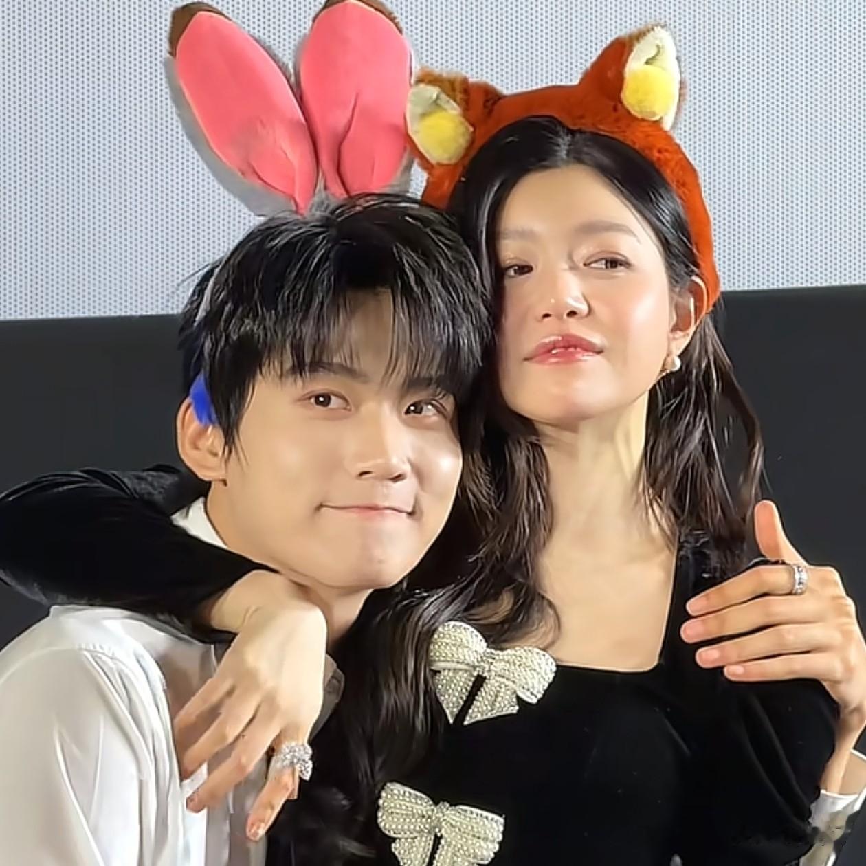 42岁陈妍希与23岁周柯宇甜蜜互动！摸头 拽领带好甜，看不出年龄差