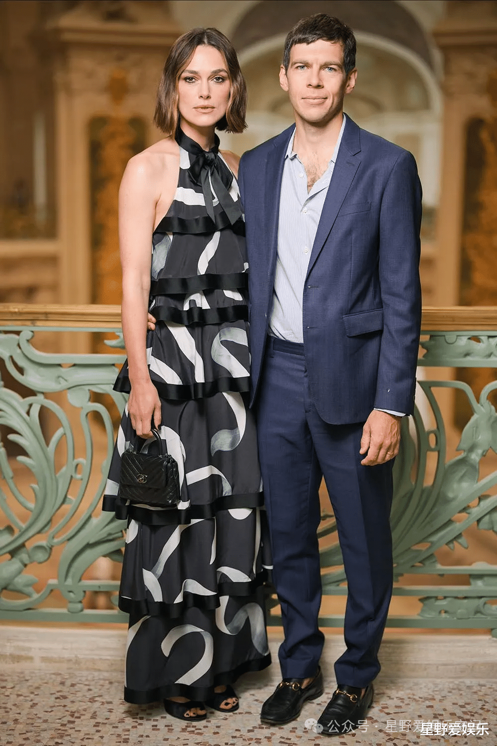 凯拉·奈特莉罕见公开露面,牵手老公亮相巴黎时装周