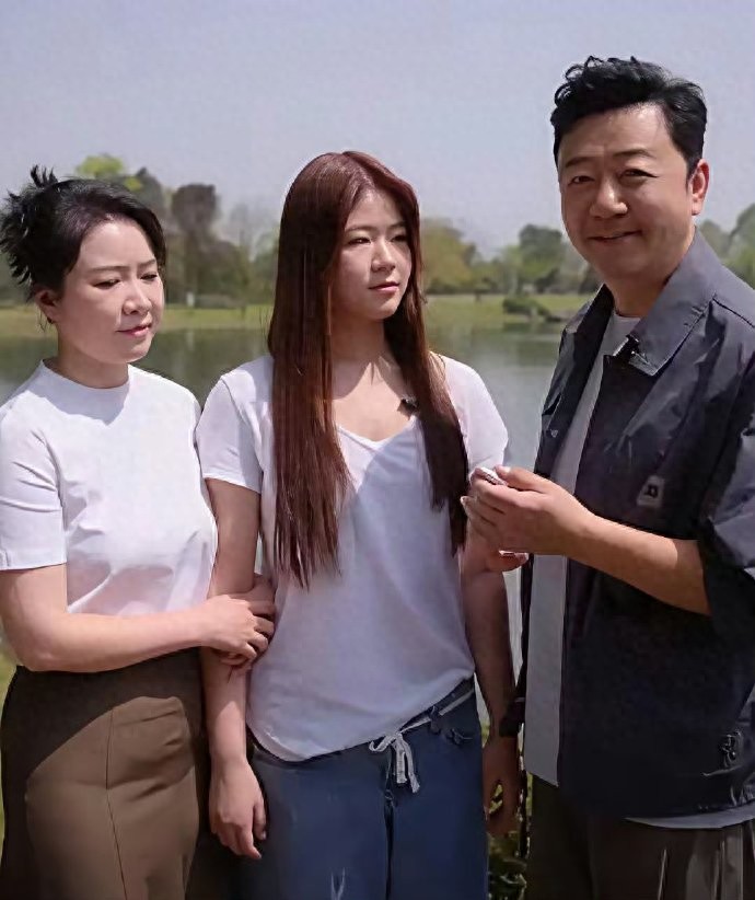 郭涛一家颜值逆天，14岁女儿比妈妈还高，与哥哥石头共用一张脸！ ? ???