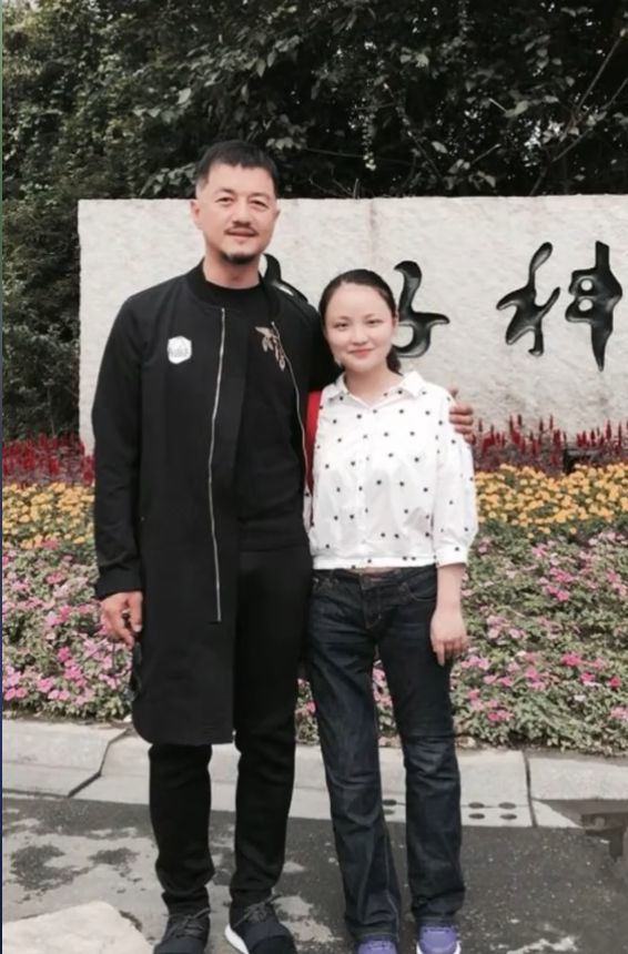 李亚鹏隐藏17年的四川女儿曝光，高位截肢的她竟开改装车赴约