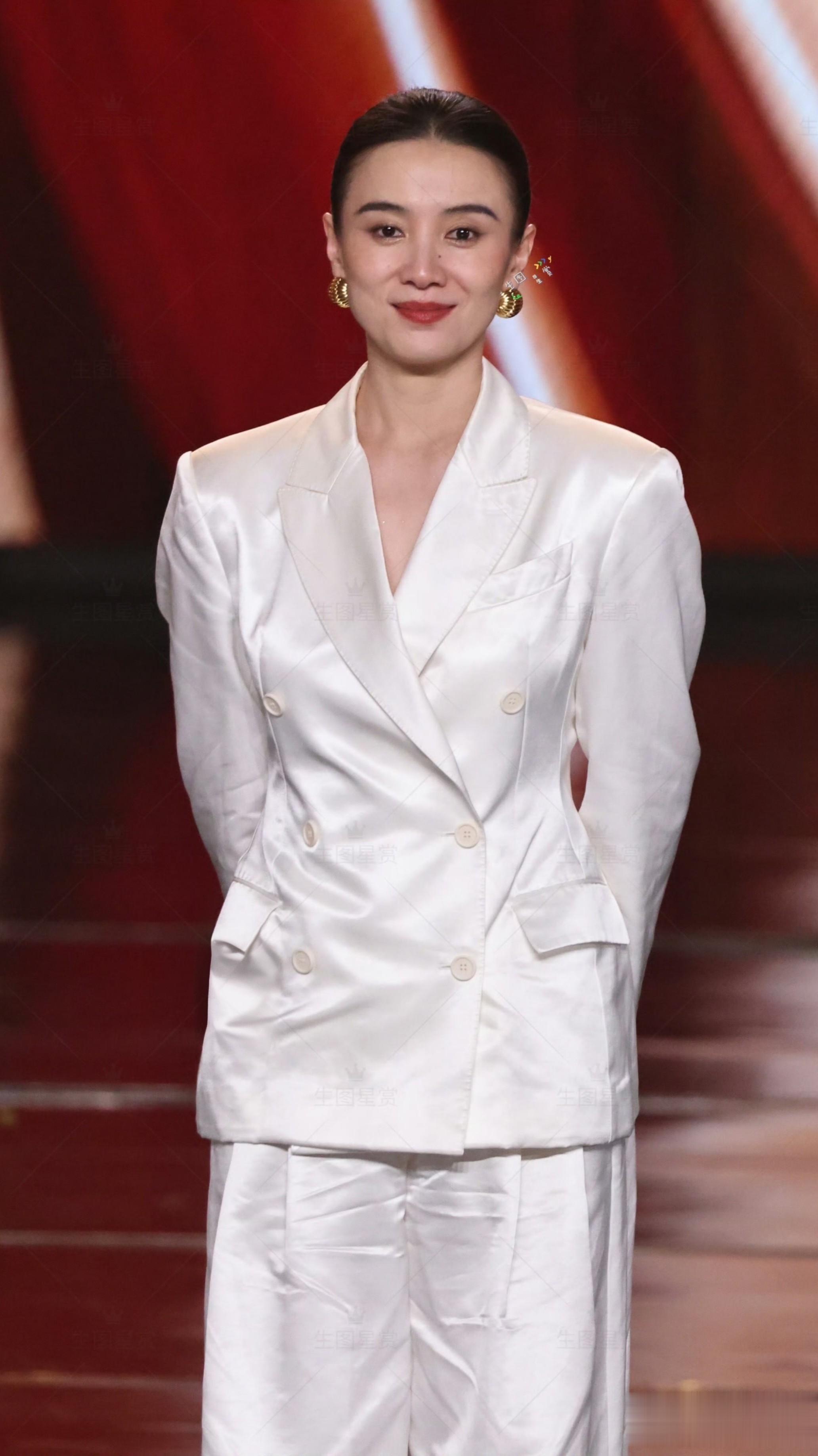 宋佳电视剧盛典白色西装穿搭，清爽利落又美又飒谁看了不迷糊