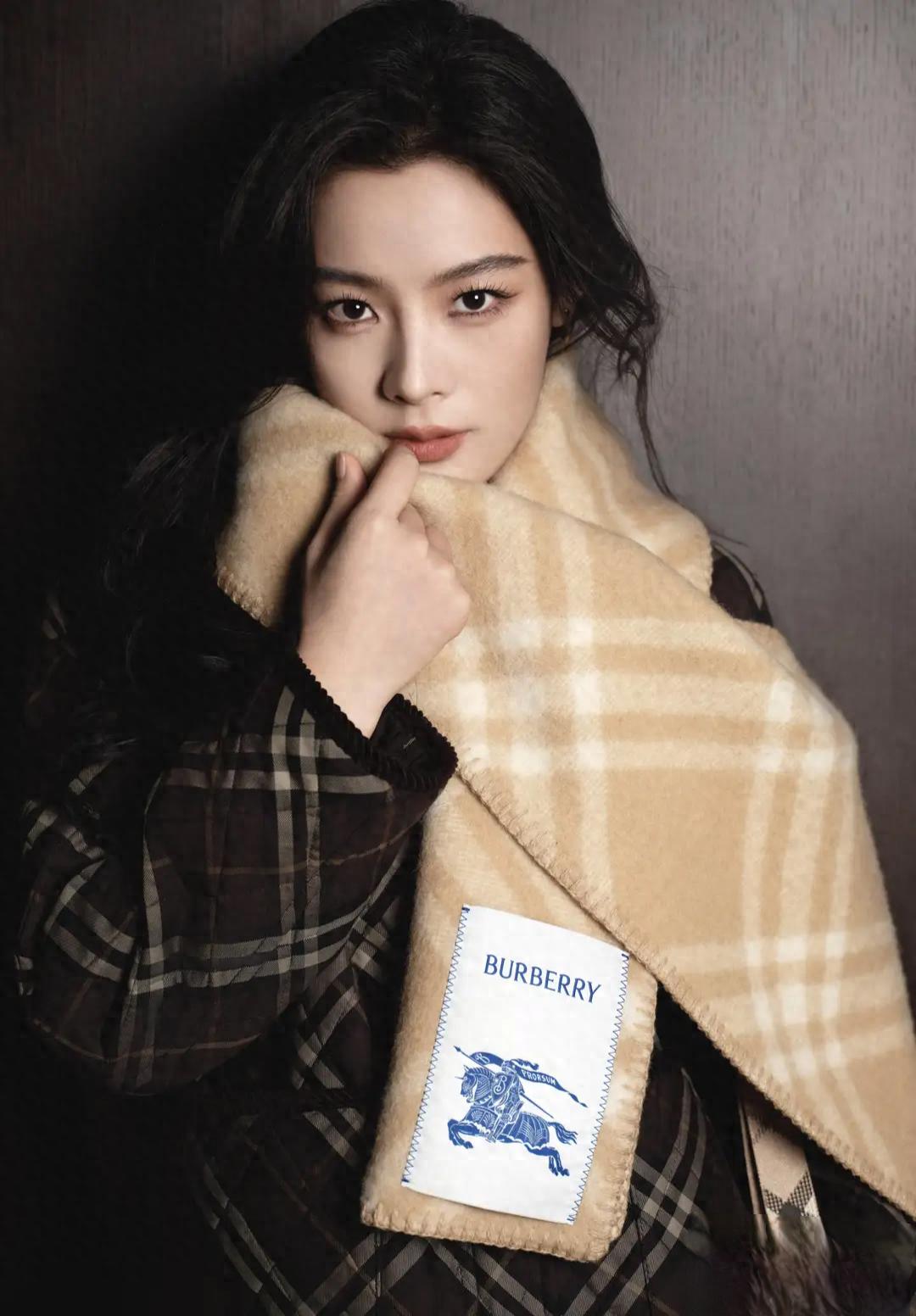 陈丽君Burberry大片释出，经典格纹穿出别样韵味