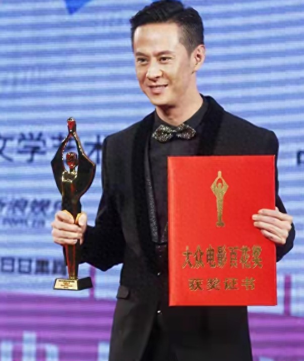 梁洛施和男友低调秀恩爱,两人皆戴订婚戒指,女方忙恋爱不拍戏!