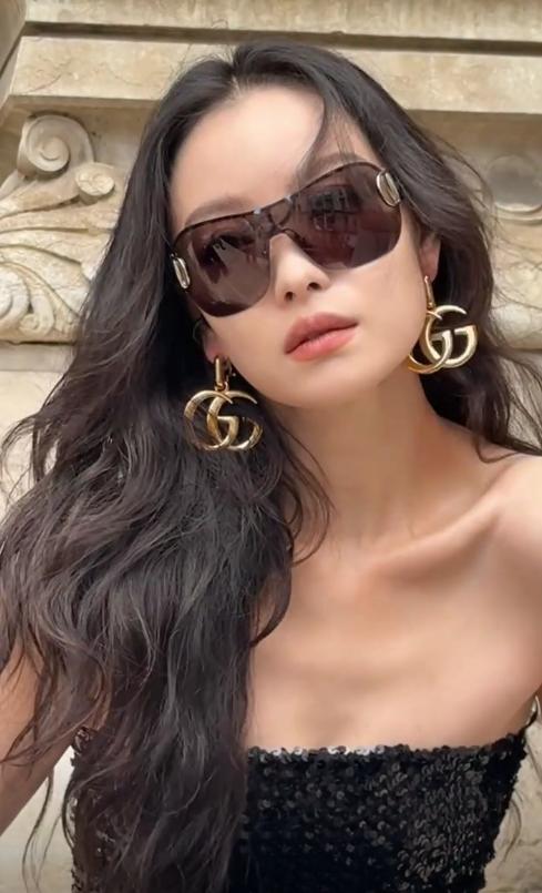 倪妮近况曝出，黑色礼裙惊艳众人，网友们表示坐不住了，直呼太美