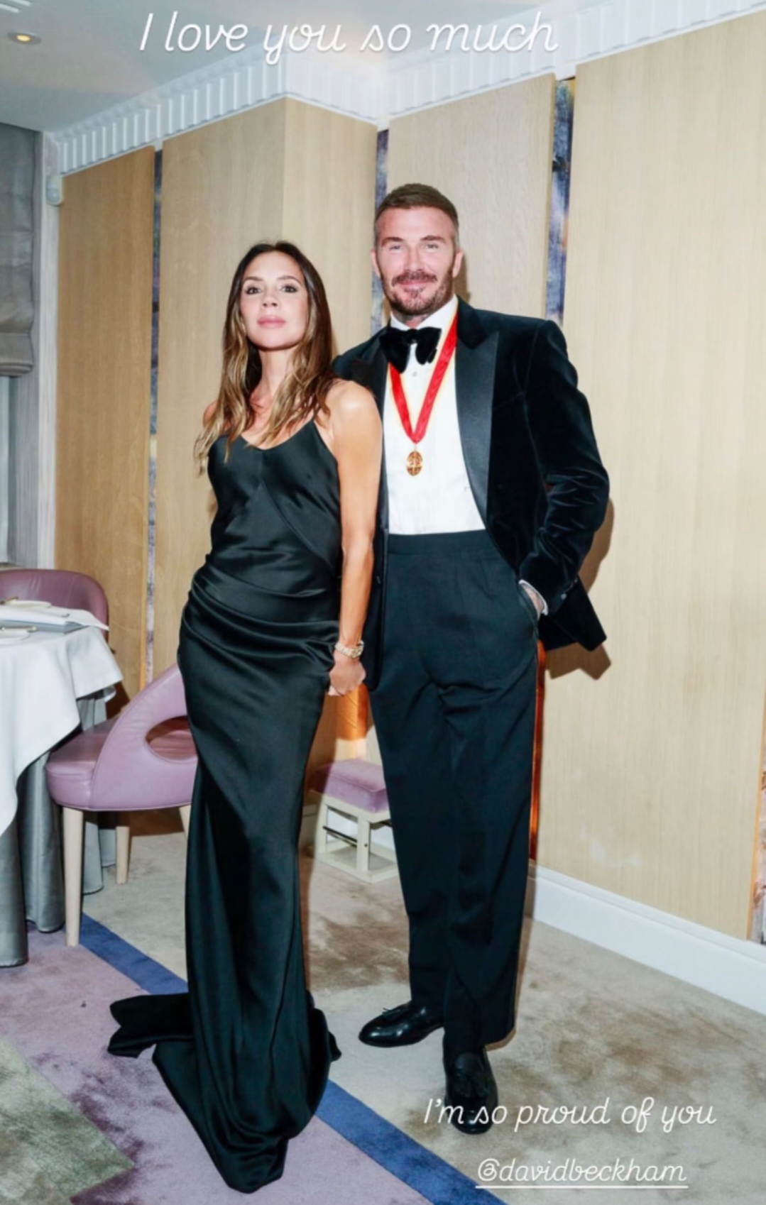 贝克汉姆老婆逛街被偶遇，喇叭裤里“踩高跷”显超高，让人不敢认