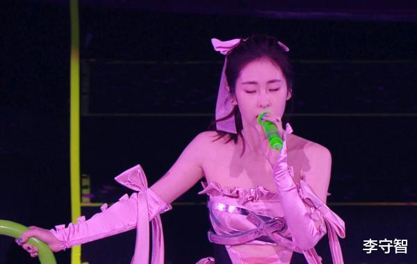 张碧晨没做错什么,却因为孩子和华晨宇闹掰,因歌曲与汪苏泷闹僵