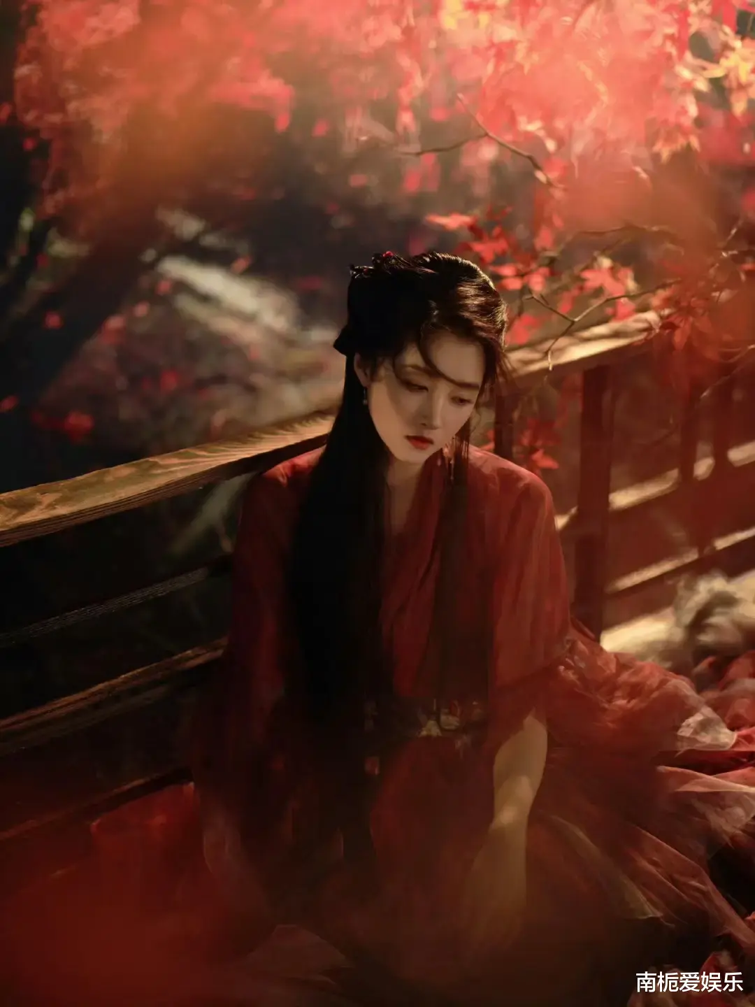 关晓彤红衣古风惊艳出圈:侠骨柔情绘就东方美学新画卷