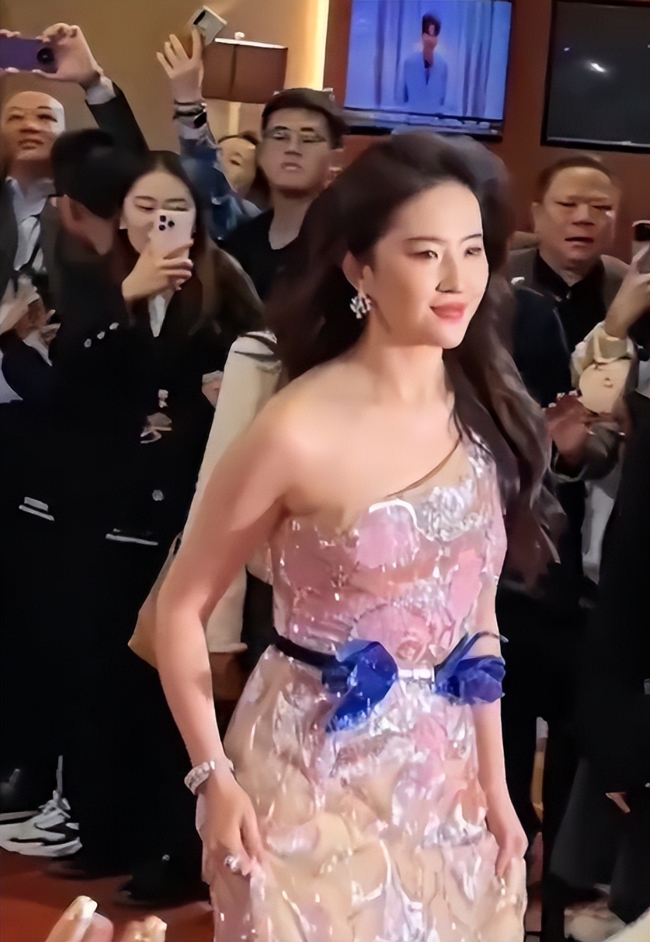 刘亦菲近况曝光,生图眼肿脸煞白沧桑,拿6W包现身舞剧瘦成皮包骨