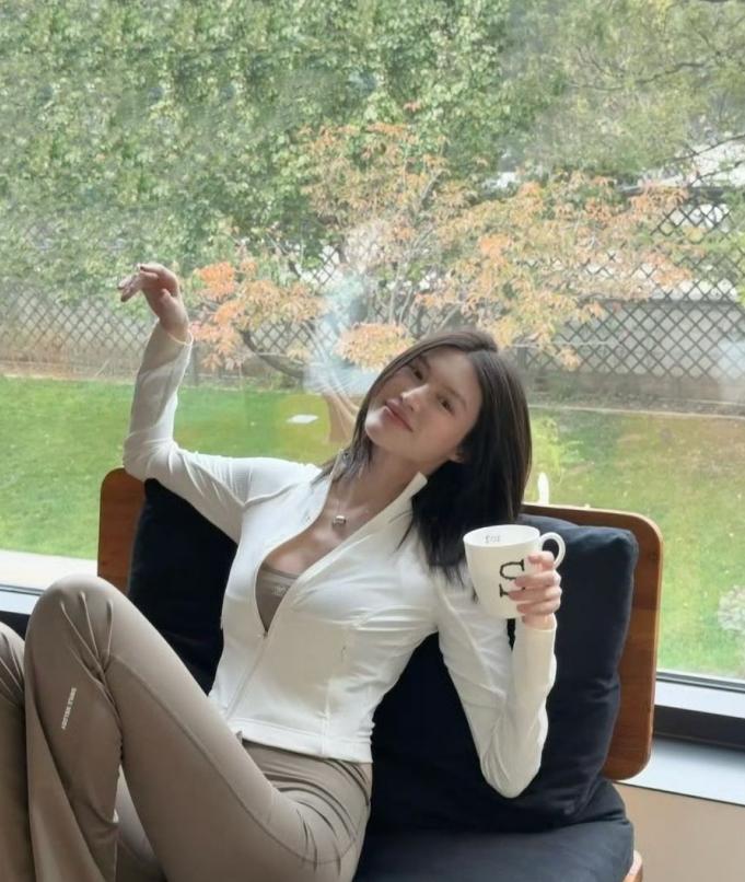 陈伟霆接妈妈来北京，80岁妈妈出镜穿短袖戴金表，何穗在家坐月子