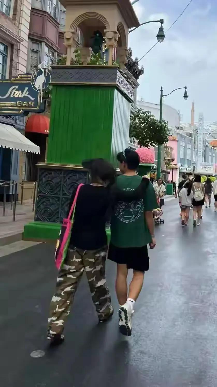 张柏芝晒二儿子近照,小Q打扮时髦潮范十足,酷帅模样很像谢霆锋