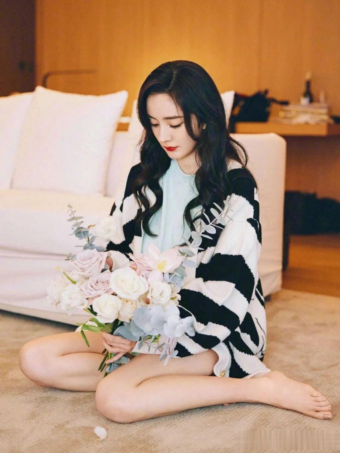 杨幂，舒服又亮眼