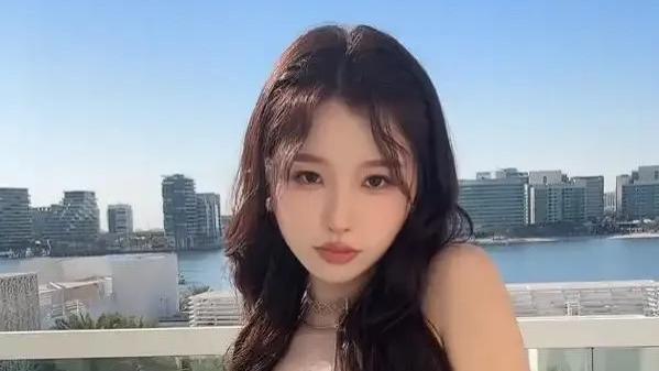 29岁虞书欣好丰腴啊，抹胸都快撑不住了，人美体态好