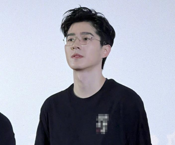 刘昊然斩获影帝不到24小时，恶心一幕发生，易烊千玺意外“躺枪”