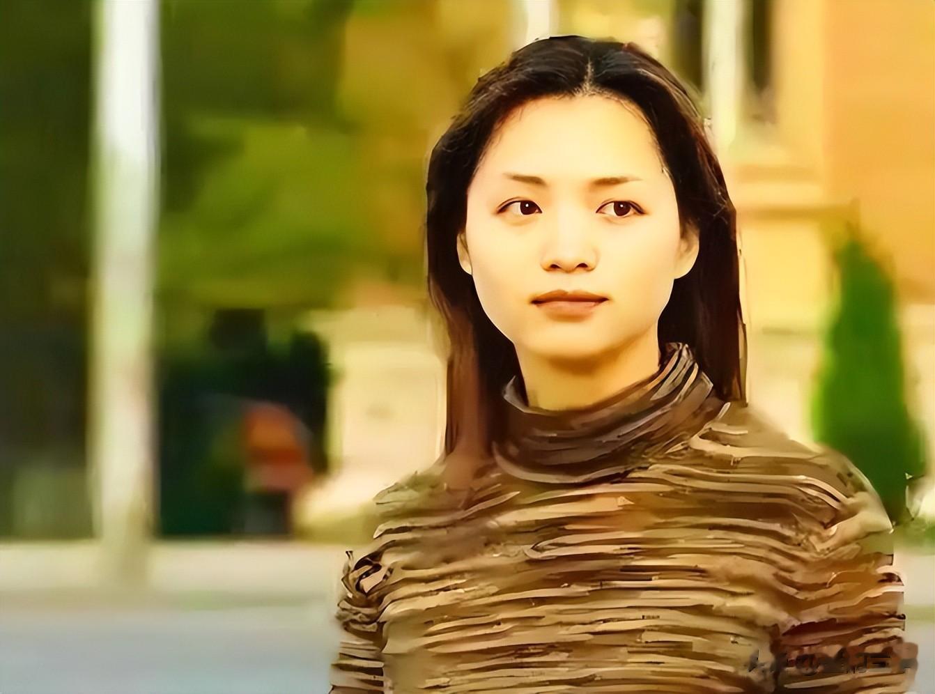 曾主持13年春晚,如今却跌落神坛的董卿,终要为“老赖”丈夫买单