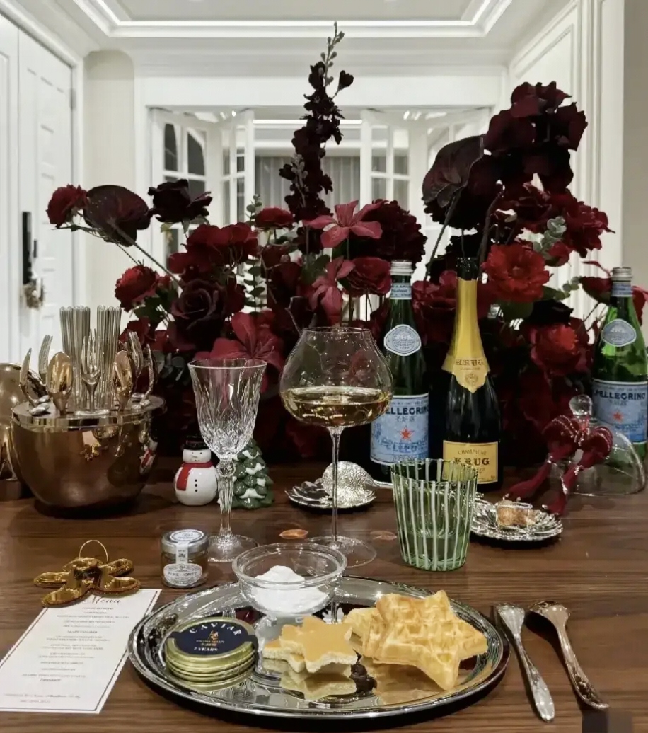 倪妮太豪!在北京家里过圣诞,意外曝光内景,难怪她看不上冯绍峰