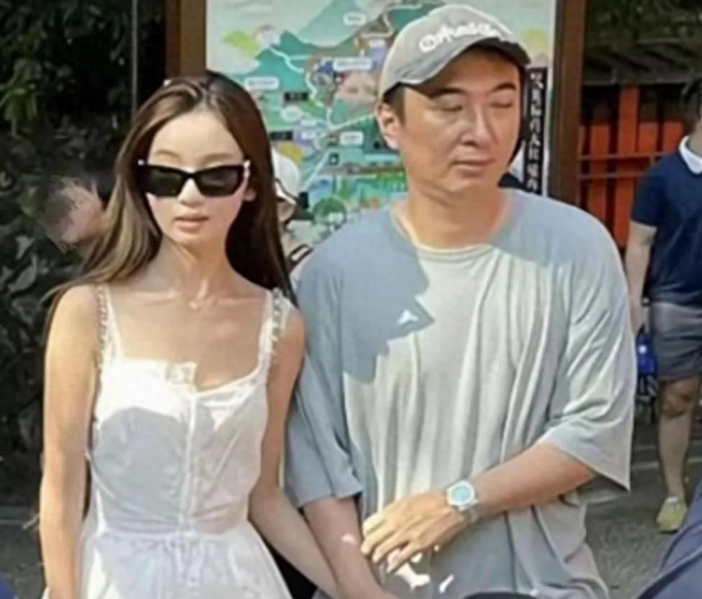 王思聪还跟懒懒在一起,看来是真爱,不过37岁的他面相变得厉害