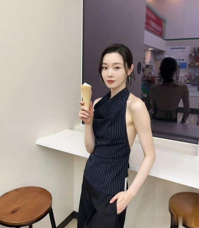 宋轶围裙造型：厨房也能成秀场，魅力势不可挡