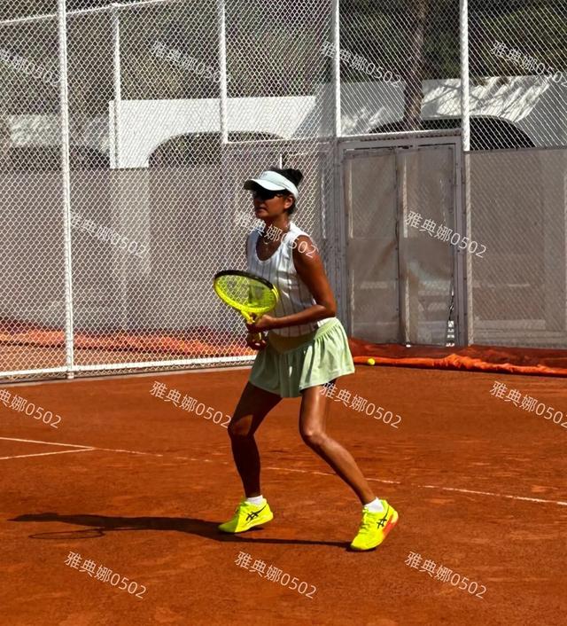 天啊，瞿颖怎么晒成老抽色？难怪她自我调侃跟红土场地融为一体了