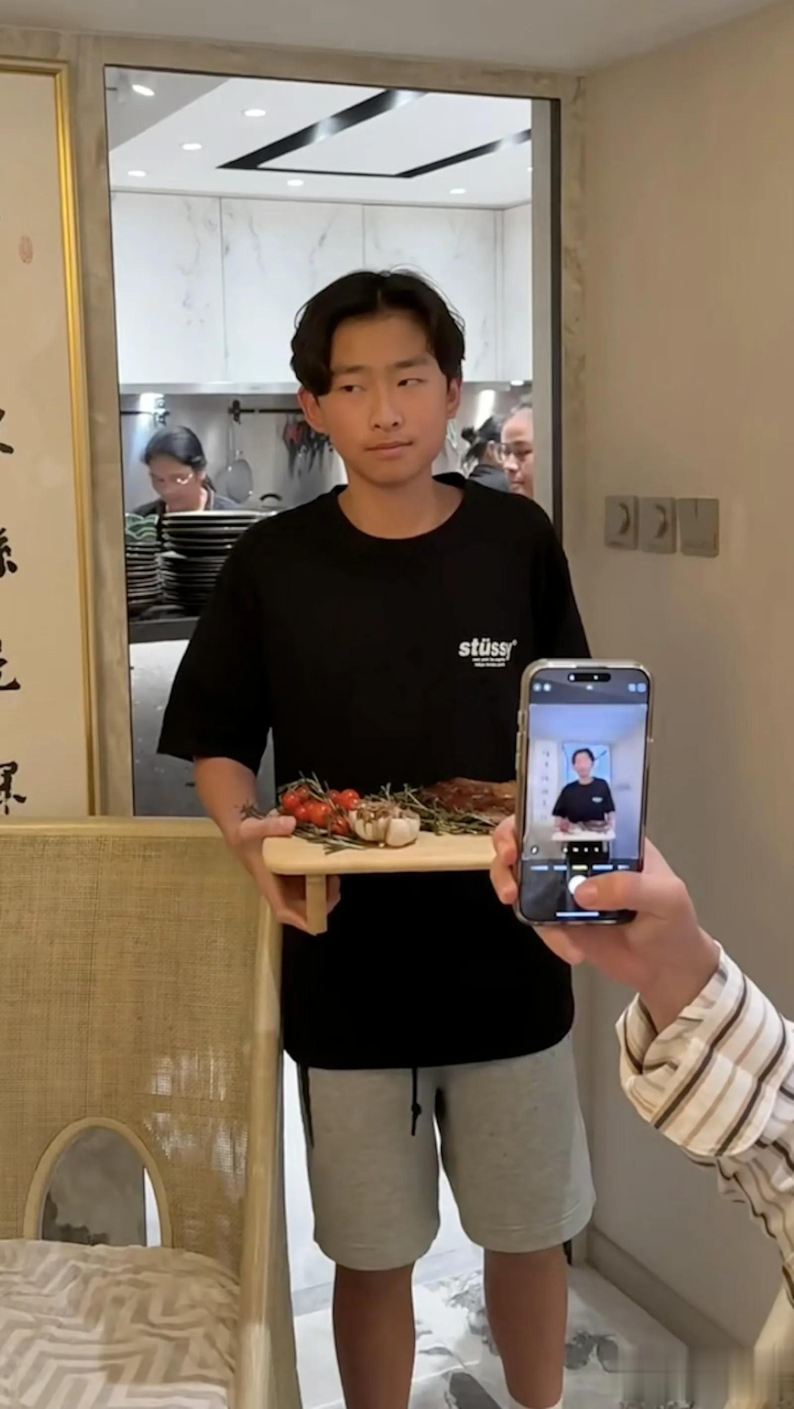 吴千语获豪门认可 婚后温柔贤淑现身施家聚会 90岁爷爷笑得合不拢嘴