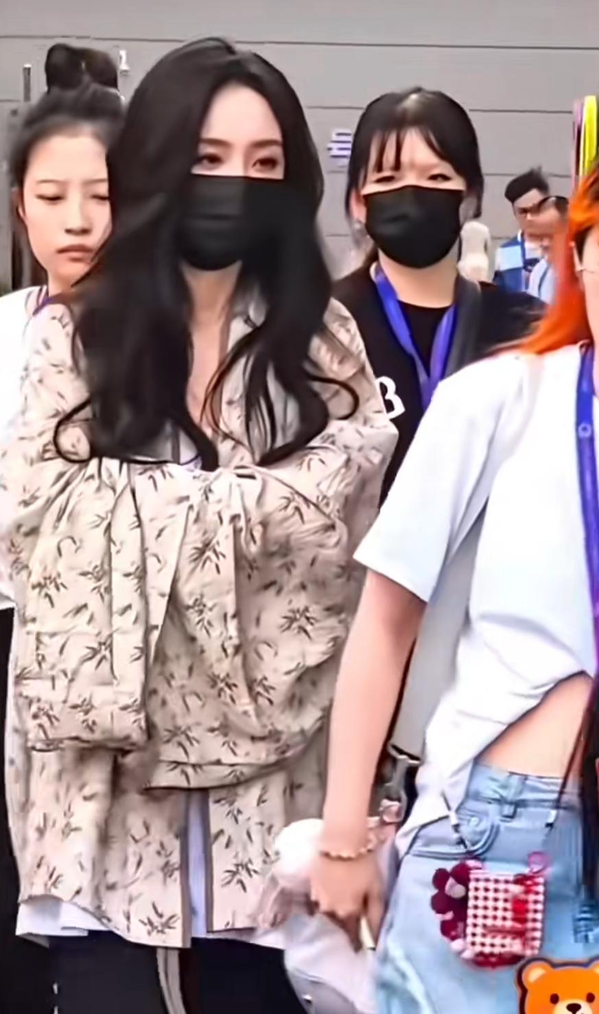 演员杨幂身穿汉服竹节褶衣出席,该服饰随即成为火了,太好看了