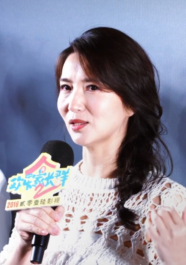 陈好亮相新剧活动,白色镂空上衣配麻花辫,美貌在线超吸睛