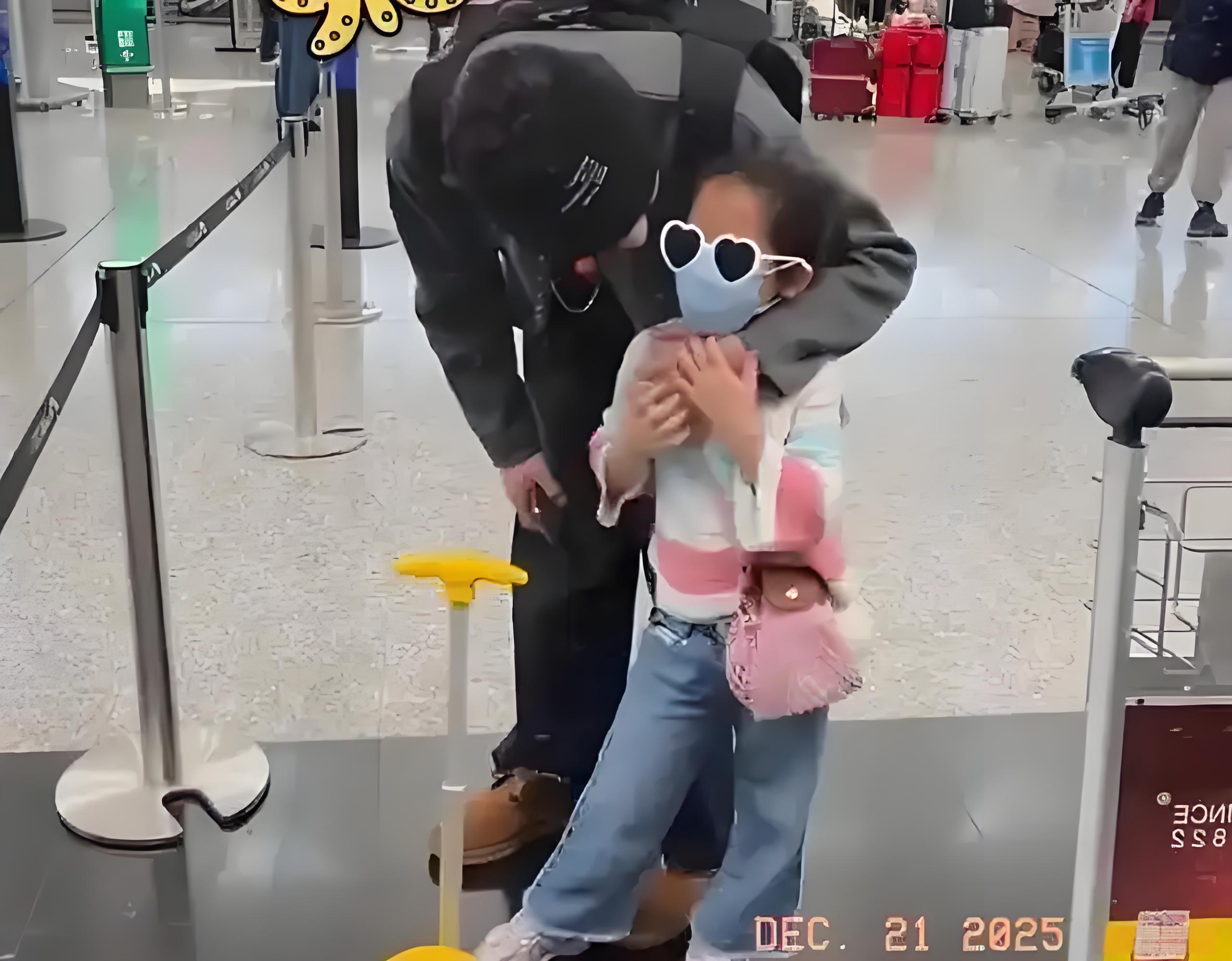 郭碧婷带女儿机场送向佐,女儿舍不得爸爸哭了,向佐也难过落泪!