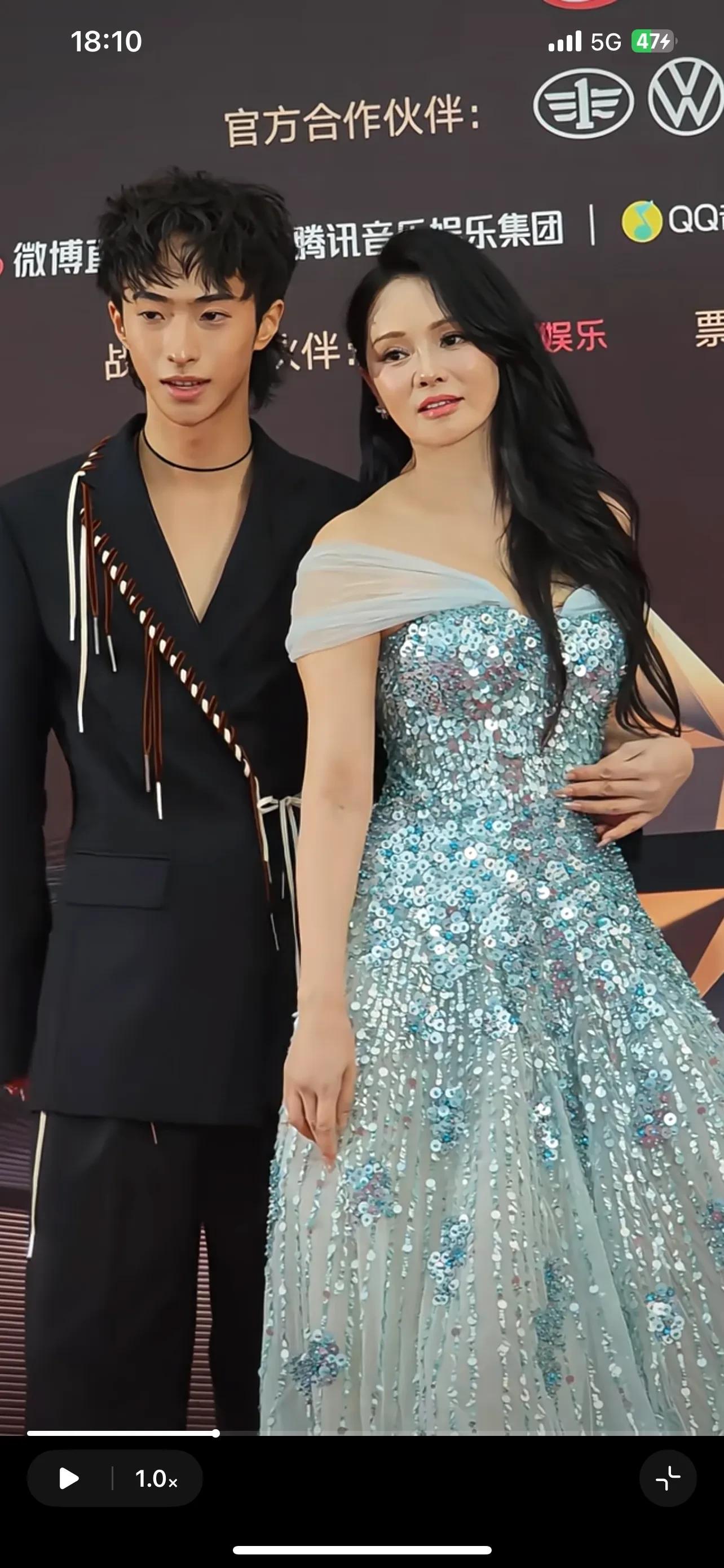 伊能静和儿子哈利牵手走红毯！57岁伊能静美丽如公主，母子像姐弟