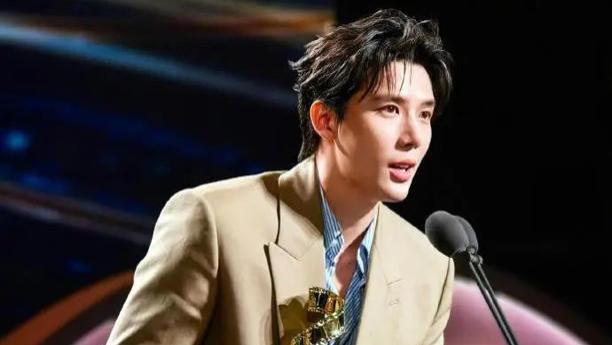 39岁姜妍搭档27岁王安宇主持白玉兰颁奖礼，观众为啥觉得失误更有意思？