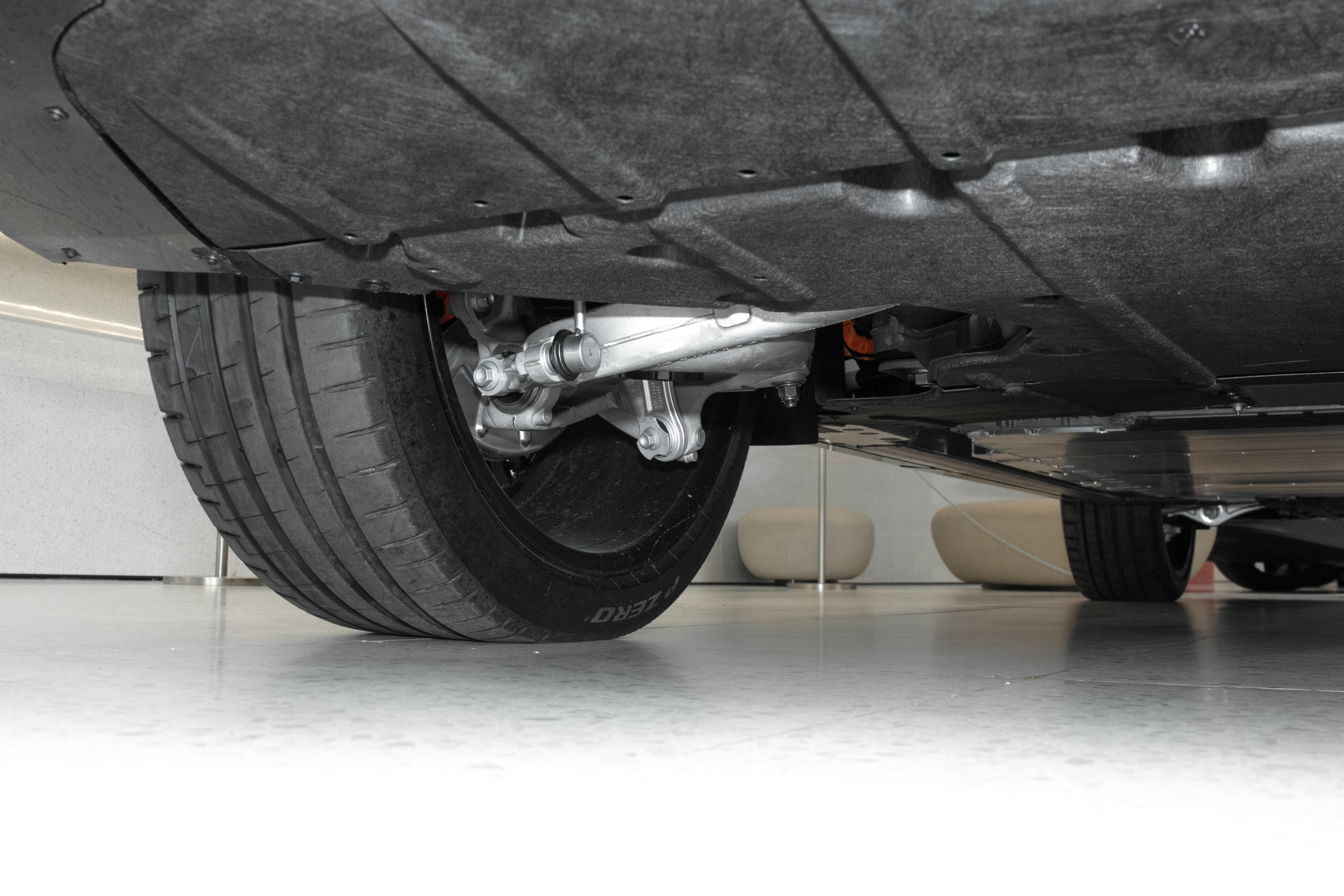 挑战BBA！长5.3米+4座，配线控转向、后轮转向和全主动悬架