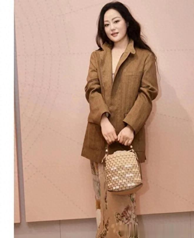 61岁章小蕙换风格后气质大变!穿美拉德外套+印花裙,时髦又贵气