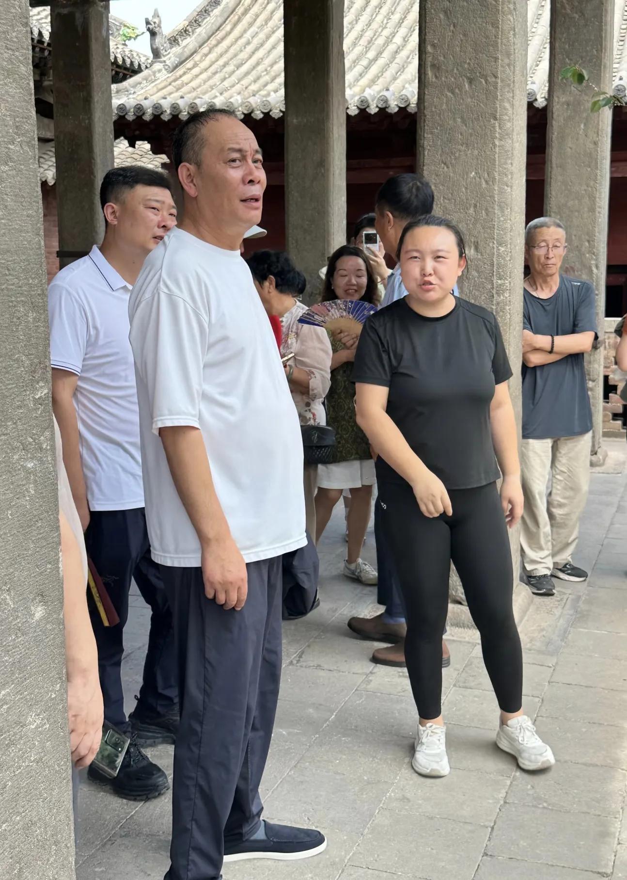 “吕布”张光北在山西旅游,前额秃头,还有了小肚子,苍老了好多