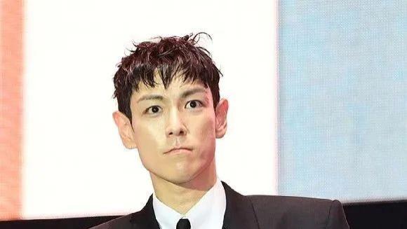 TOP崔胜铉时隔8年重返活动，眼窝凹陷面容苍白判若两人