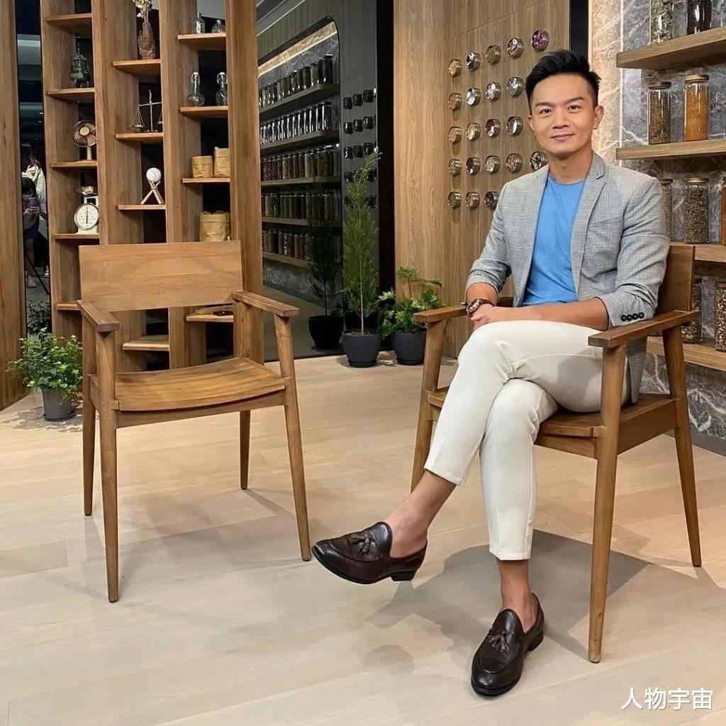 TVB金牌绿叶胡诺言送幼子读黄埔军校,结婚16载育3孩,夫妻多元发展