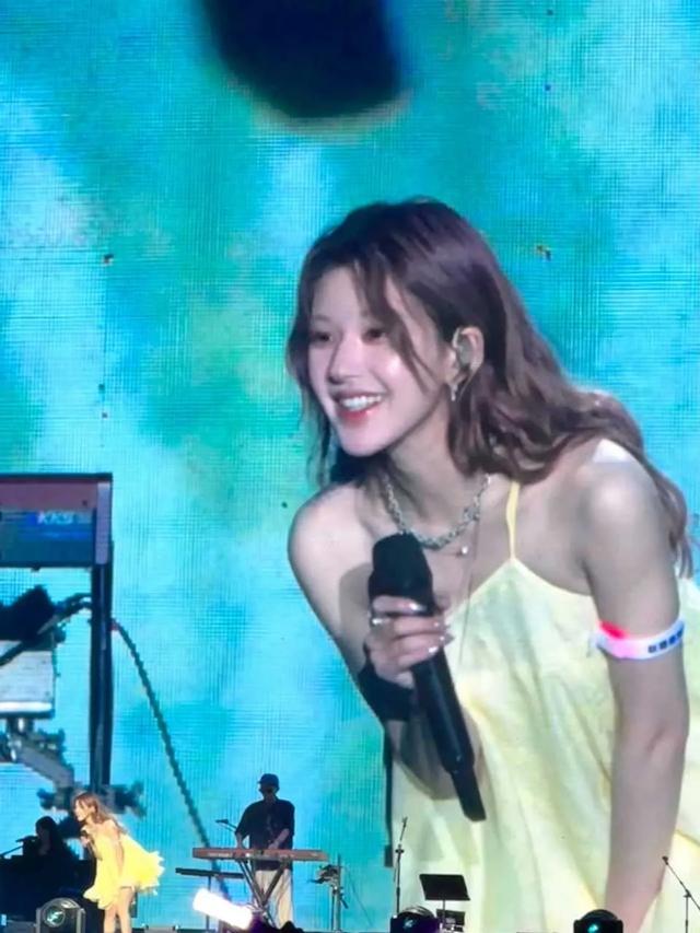 赵露思 葫芦音乐会上的大屏和直拍 一抹明媚的嫩黄色