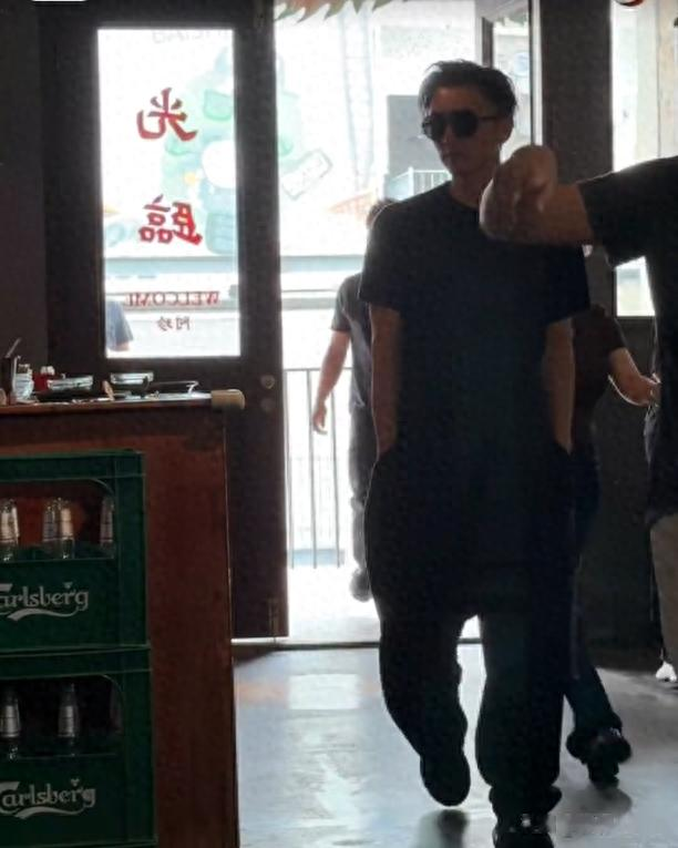 44岁谢霆锋被偶遇,双手插兜大背头走路好飒,胸肌明显状态太好了