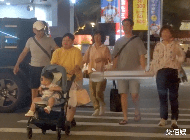 任家萱带男友儿子与爸妈聚餐，她和小徐一起变胖，妹妹妹夫也来了