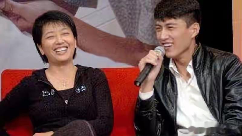 和王志文传绯闻，与靳东同居5年的她，为何转头嫁给二婚的田小洁