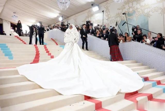 蕾哈娜怀三胎了,她挺巨肚出席Met gala,她穿miumiu露孕肚很美
