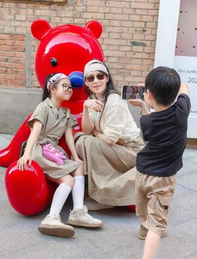 章子怡红毯气场全开！酱园弄首映带女儿出席，母女俩互动温馨有爱