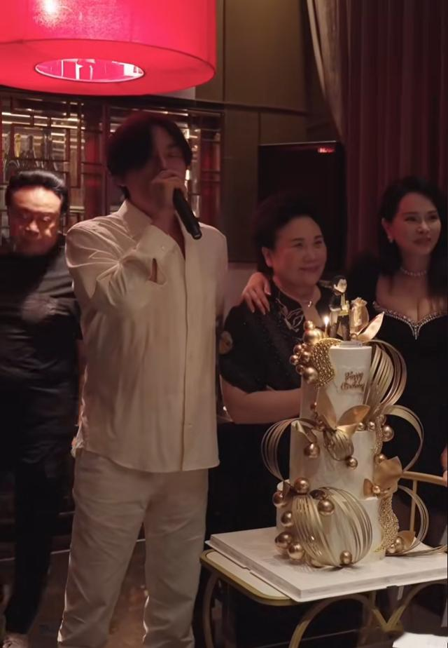 秦昊一家为他庆47岁生日，57岁伊能静穿超短裙，珠圆玉润身材绝了