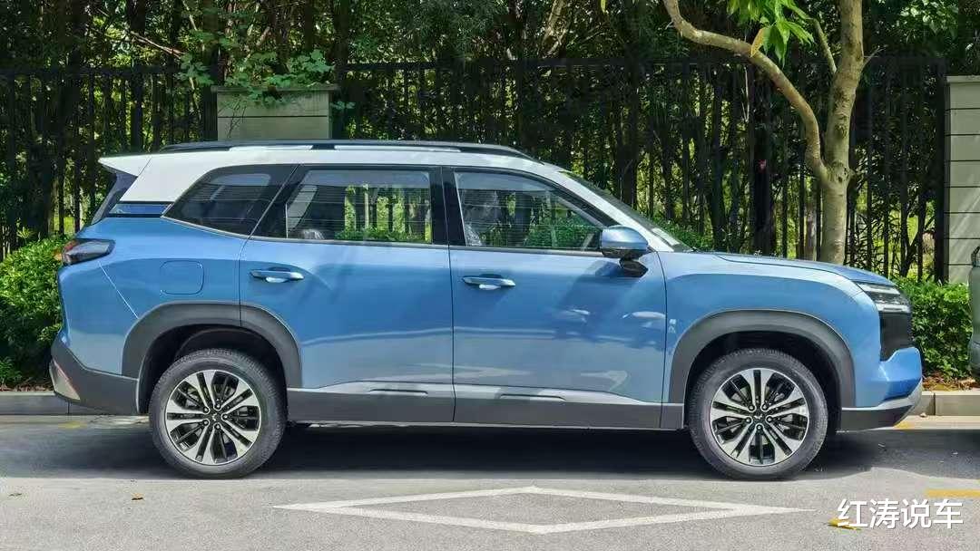 五菱星光560实车现身,外观大气,轴距2810mm,5/7座,三种动力