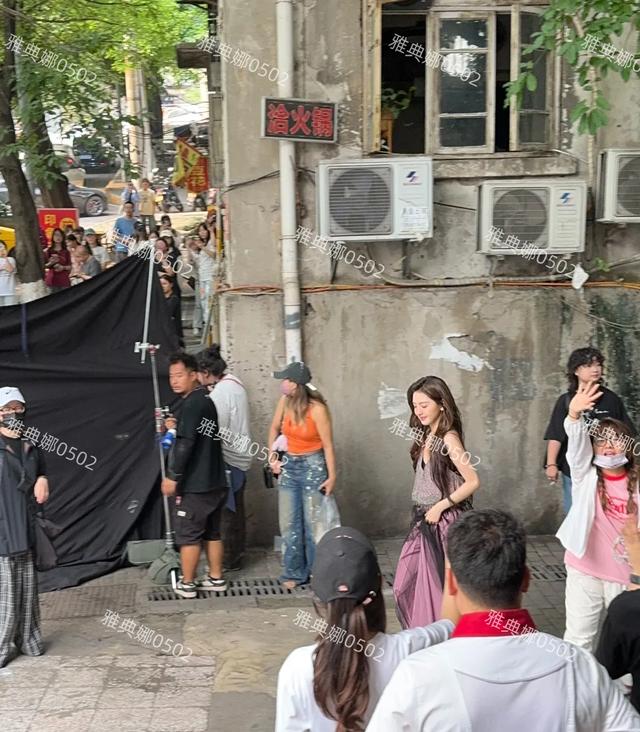 现在的女明星真的都太瘦了，章若楠本人好薄一片，她脸都没大勺大