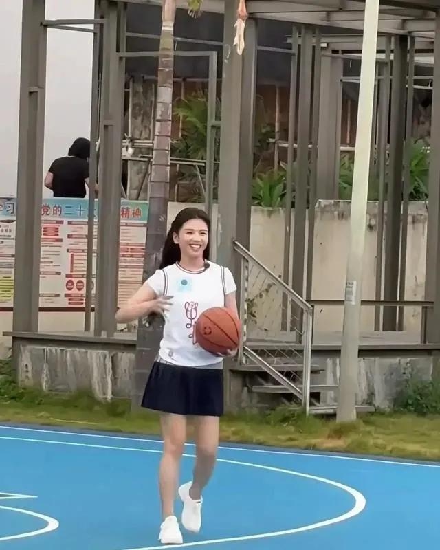 看了47岁刘涛的七夕穿搭，我发现，紫色旗袍裙和国泰民安脸绝配！