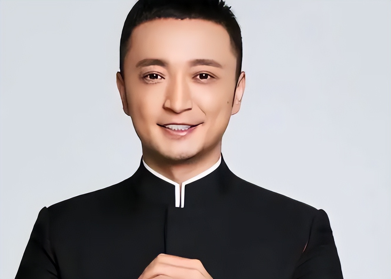 母亲是演员，二婚重组嫁翻译官父亲，难怪42岁尼格买提离婚无儿女